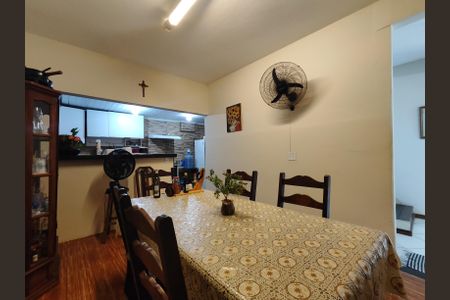 Casa à venda com 180m², 3 quartos e 2 vagasSala