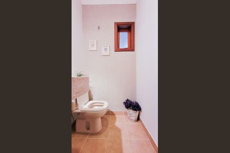 Casa de condomínio à venda com 250m², 3 quartos e 2 vagasLavabo