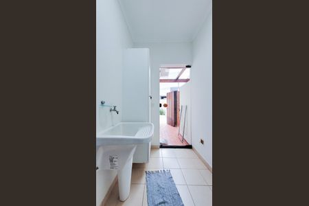 Casa de condomínio à venda com 250m², 3 quartos e 2 vagasLavanderia