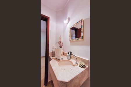 Casa de condomínio à venda com 250m², 3 quartos e 2 vagasLavabo