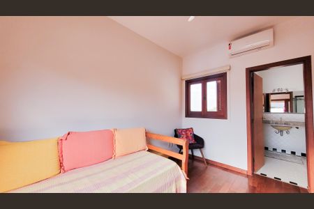 Casa de condomínio à venda com 250m², 3 quartos e 2 vagasSuíte 2