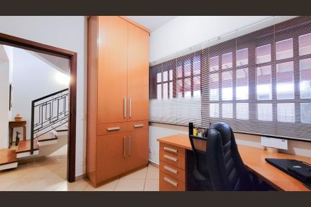 Casa de condomínio à venda com 250m², 3 quartos e 2 vagasEscritório