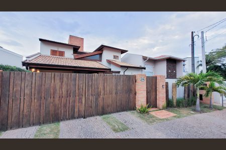 Casa de condomínio à venda com 250m², 3 quartos e 2 vagasFachada