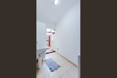 Casa de condomínio à venda com 250m², 3 quartos e 2 vagasLavanderia