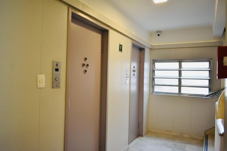 Apartamento à venda com 180m², 3 quartos e 1 vaga Apartamento à venda com 180m², 3 quartos e 1 vagaHall social