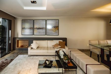 Casa à venda com 435m², 3 quartos e 3 vagasSala