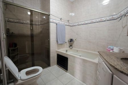 Casa à venda com 278m², 4 quartos e 6 vagas Casa à venda com 278m², 4 quartos e 6 vagasBanheiro da Suíte 1