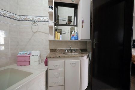 Casa à venda com 278m², 4 quartos e 6 vagas Casa à venda com 278m², 4 quartos e 6 vagasBanheiro da Suíte 1