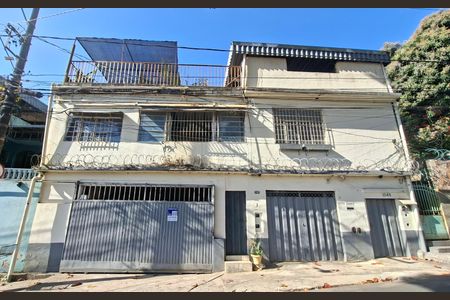 Casa à venda com 250m², 4 quartos e 2 vagas Casa à venda com 250m², 4 quartos e 2 vagasFachada