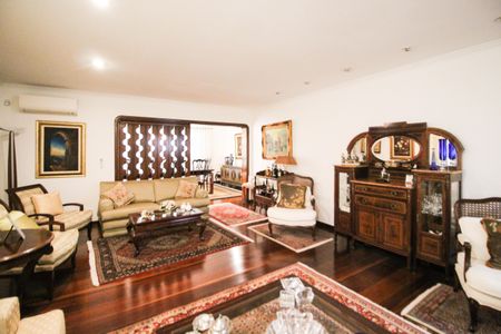 Casa à venda com 415m², 5 quartos e 6 vagasSala