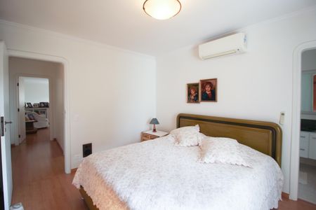 Casa para alugar com 415m², 5 quartos e 6 vagas Casa para alugar com 415m², 5 quartos e 6 vagasSuíte 4