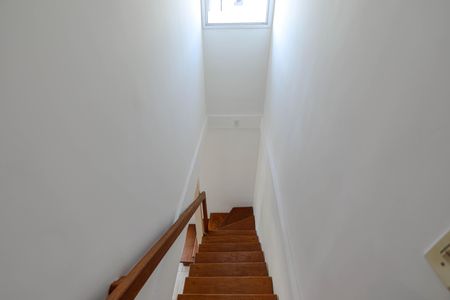 Casa de condomínio para alugar com 132m², 2 quartos e 2 vagas Casa de condomínio para alugar com 132m², 2 quartos e 2 vagasEscada