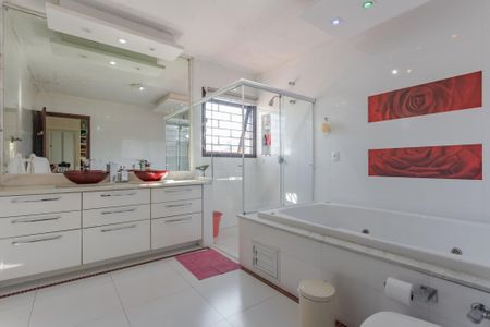 Banheiro da Suíte de casa à venda com 4 quartos, 470m² em Boa Vista, Porto Alegre