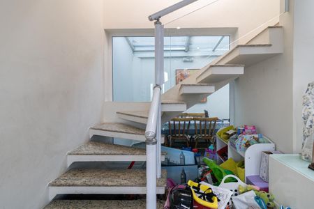 Casa de condomínio à venda com 120m², 3 quartos e 2 vagas Casa de condomínio à venda com 120m², 3 quartos e 2 vagasEscada