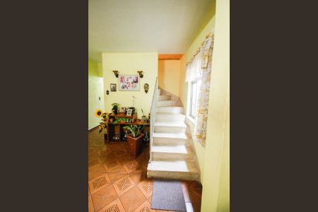 Casa à venda com 200m², 2 quartos e 3 vagas Casa à venda com 200m², 2 quartos e 3 vagasEscada