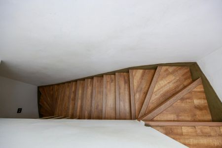 Casa à venda com 135m², 2 quartos e 2 vagas Casa à venda com 135m², 2 quartos e 2 vagasEscada