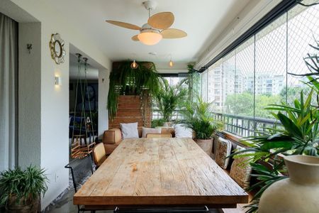 Apartamento à venda com 213m², 3 quartos e 4 vagasVaranda