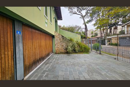 Casa para alugar com 392m², 6 quartos e 4 vagas Casa para alugar com 392m², 6 quartos e 4 vagasFachada