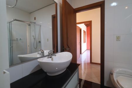 Casa à venda com 223m², 3 quartos e 4 vagasBanheiro