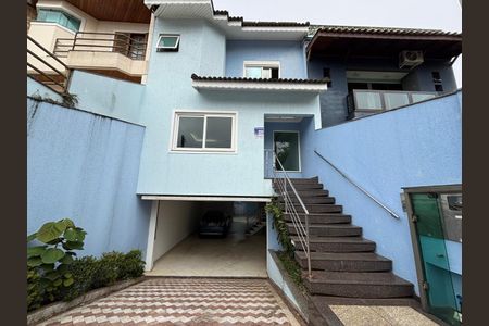 Casa à venda com 322m², 3 quartos e 3 vagas Casa à venda com 322m², 3 quartos e 3 vagasFachada