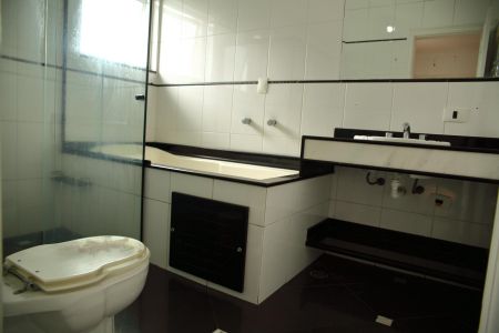 Casa à venda com 322m², 3 quartos e 3 vagasBanheiro da Suíte 1