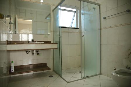 Casa à venda com 322m², 3 quartos e 3 vagasBanheiro da Suíte 2