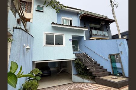 Casa à venda com 322m², 3 quartos e 3 vagas Casa à venda com 322m², 3 quartos e 3 vagasFachada