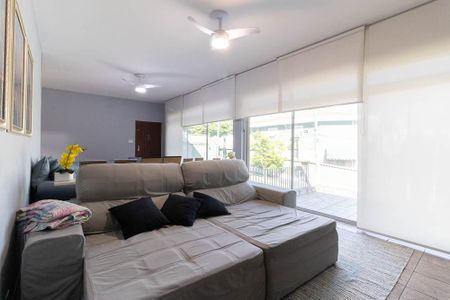 Casa à venda com 250m², 3 quartos e 3 vagas Casa à venda com 250m², 3 quartos e 3 vagasSala