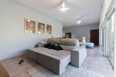 Casa à venda com 250m², 3 quartos e 3 vagas Casa à venda com 250m², 3 quartos e 3 vagasSala