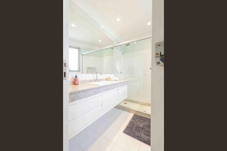 Apartamento à venda com 233m², 4 quartos e 3 vagasBanheiro da Suíte 4