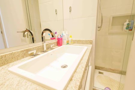 Apartamento à venda com 233m², 4 quartos e 3 vagasBanheiro da Suíte 2