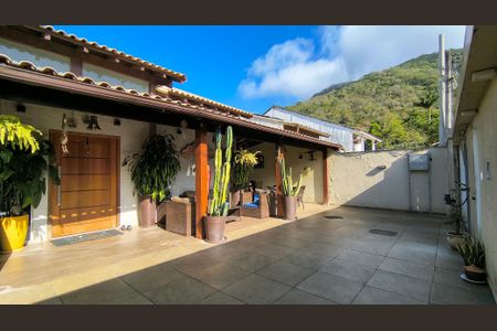 Casa de condomínio à venda com 200m², 2 quartos e 2 vagasQuintal