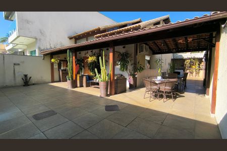 Casa de condomínio à venda com 200m², 2 quartos e 2 vagasQuintal