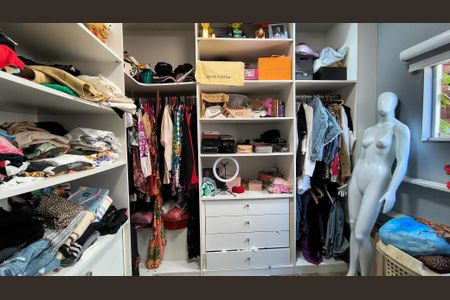 Casa de condomínio à venda com 200m², 2 quartos e 2 vagasCloset da Suíte