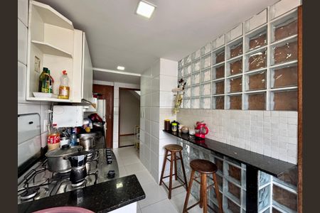 Apartamento à venda com 193m², 3 quartos e 2 vagas Apartamento à venda com 193m², 3 quartos e 2 vagasCozinha e Área de Serviço