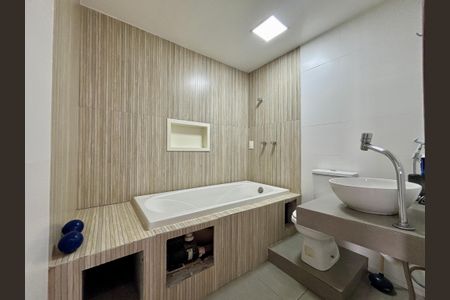 Apartamento à venda com 193m², 3 quartos e 2 vagas Apartamento à venda com 193m², 3 quartos e 2 vagasBanheiro da Suíte 1