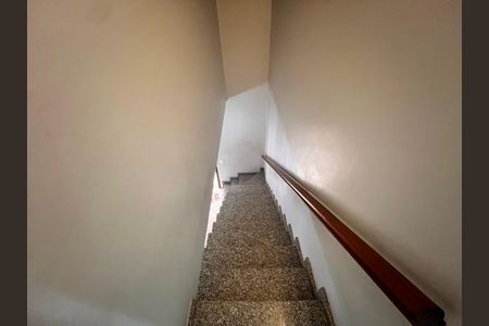 Casa à venda com 250m², 3 quartos e 2 vagas Casa à venda com 250m², 3 quartos e 2 vagasEscada