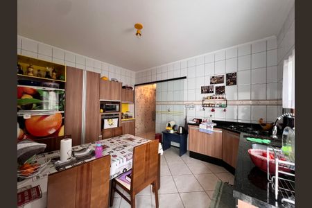 Casa à venda com 250m², 3 quartos e 2 vagas Casa à venda com 250m², 3 quartos e 2 vagasCozinha