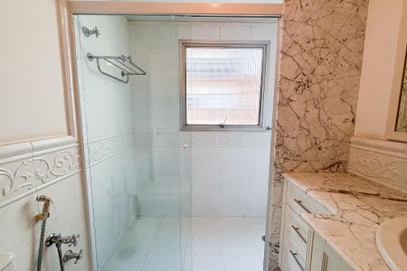 Apartamento à venda com 225m², 3 quartos e 3 vagasBanheiro da Suíte 2