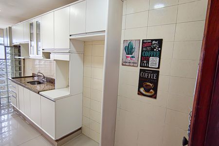 Apartamento à venda com 215m², 4 quartos e 2 vagas Apartamento à venda com 215m², 4 quartos e 2 vagasCozinha e area de serviço