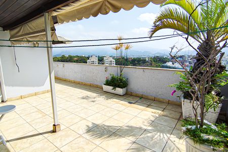 Apartamento à venda com 215m², 4 quartos e 2 vagas Apartamento à venda com 215m², 4 quartos e 2 vagasCobertura