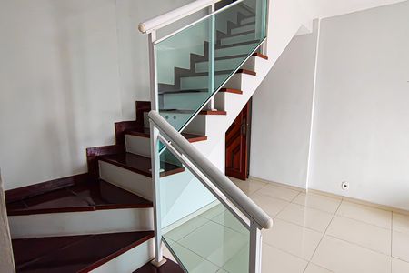 Apartamento à venda com 215m², 4 quartos e 2 vagas Apartamento à venda com 215m², 4 quartos e 2 vagasEscada