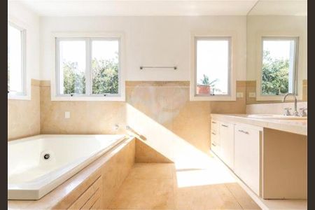 Casa à venda com 4 quartos, 710m² em Jardim Petropolis, São Paulo
