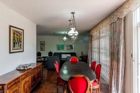 Casa à venda com 241m², 4 quartos e 4 vagas