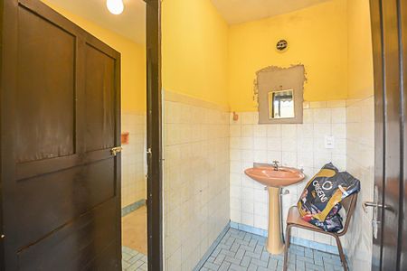 Casa à venda com 460m², 2 quartos e 3 vagas Casa à venda com 460m², 2 quartos e 3 vagasBanheiro de Serviço