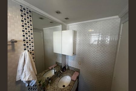 Apartamento à venda com 64m², 2 quartos e 3 vagasBanheiro da Suíte
