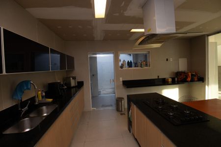 Casa de condomínio à venda com 350m², 3 quartos e 2 vagas Casa de condomínio à venda com 350m², 3 quartos e 2 vagasCozinha