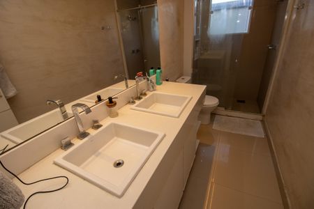 Casa de condomínio à venda com 350m², 3 quartos e 2 vagas Casa de condomínio à venda com 350m², 3 quartos e 2 vagasBanheiro/Quarto 2
