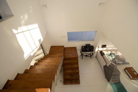 Casa de condomínio à venda com 350m², 3 quartos e 2 vagas Casa de condomínio à venda com 350m², 3 quartos e 2 vagasEscada