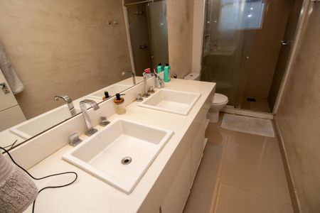 Casa de condomínio à venda com 350m², 3 quartos e 2 vagas Casa de condomínio à venda com 350m², 3 quartos e 2 vagasBanheiro/Quarto 2